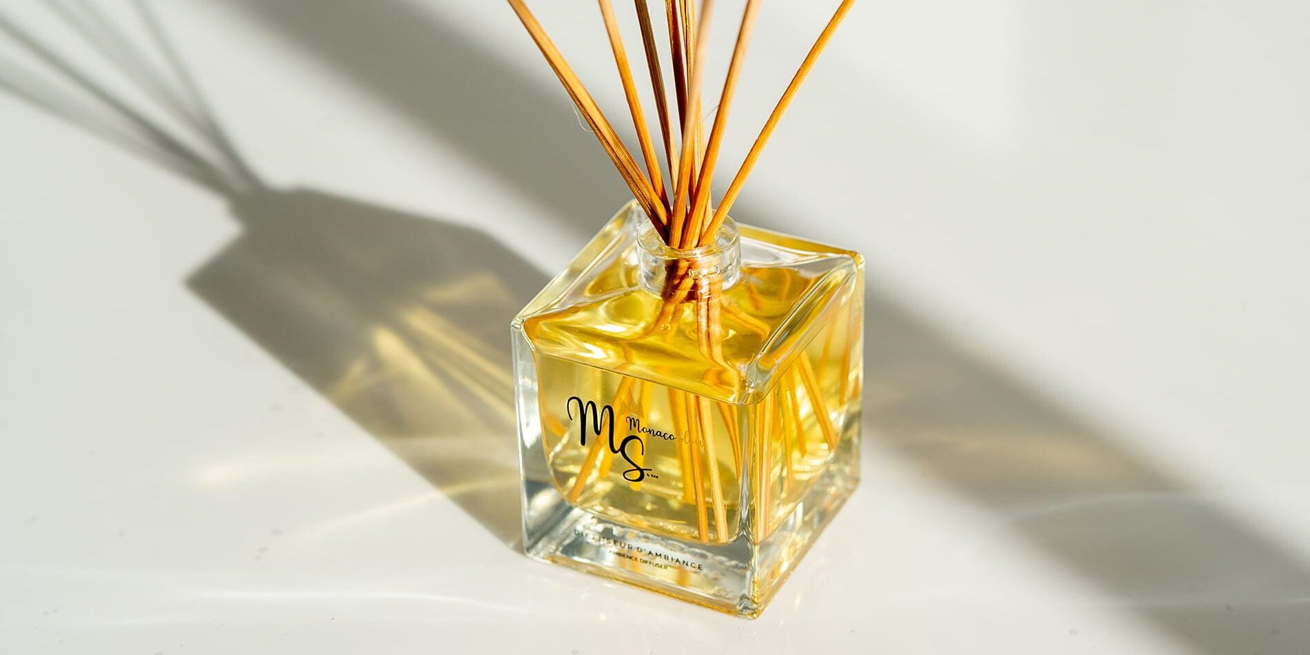 Diffuseur d’ambiance à bâtonnets ou vaporisateur : que choisir pour votre intérieur ?